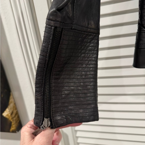 Bernardo Sleek Black Leather Jacket for Women - Picture 5 of 5